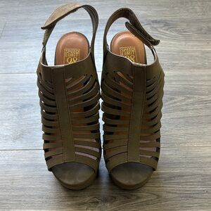 Speed Limit 98 Women's Olive Manji Strappy Heels
